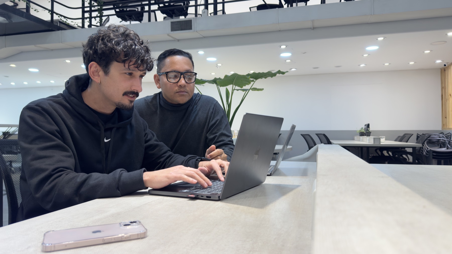 Parte del equipo de Lumini trabajando en una laptop